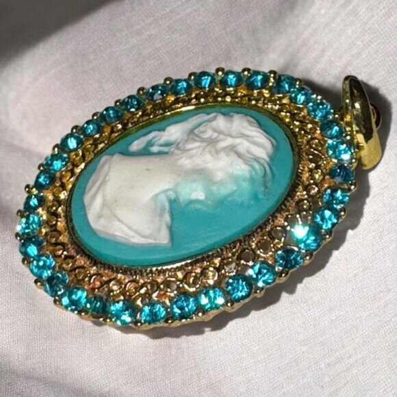 Costume Jewelry Gold Tone Oval Cameo Aqua Colour Pendant READ - Picture 3 of 3